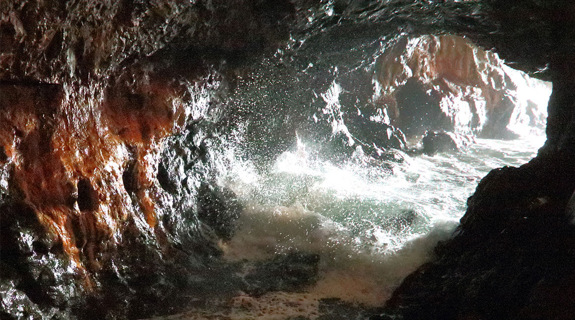荒々しい波が押し寄せる洞窟内
